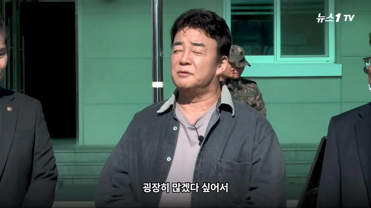 軍 생활 재미에 외박도 안 나갔쥬 ...34년 만에 자대 찾아간 백종원 썰.mp4_20261016_113725.954.jpg 장교 근무하며 간부식당에서 음식하다 참모장에게 정강이 걷어차인 썰 얘기하는 백종원