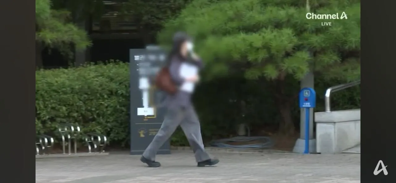 황정민 관련 a씨 재판 입장장면.jpg