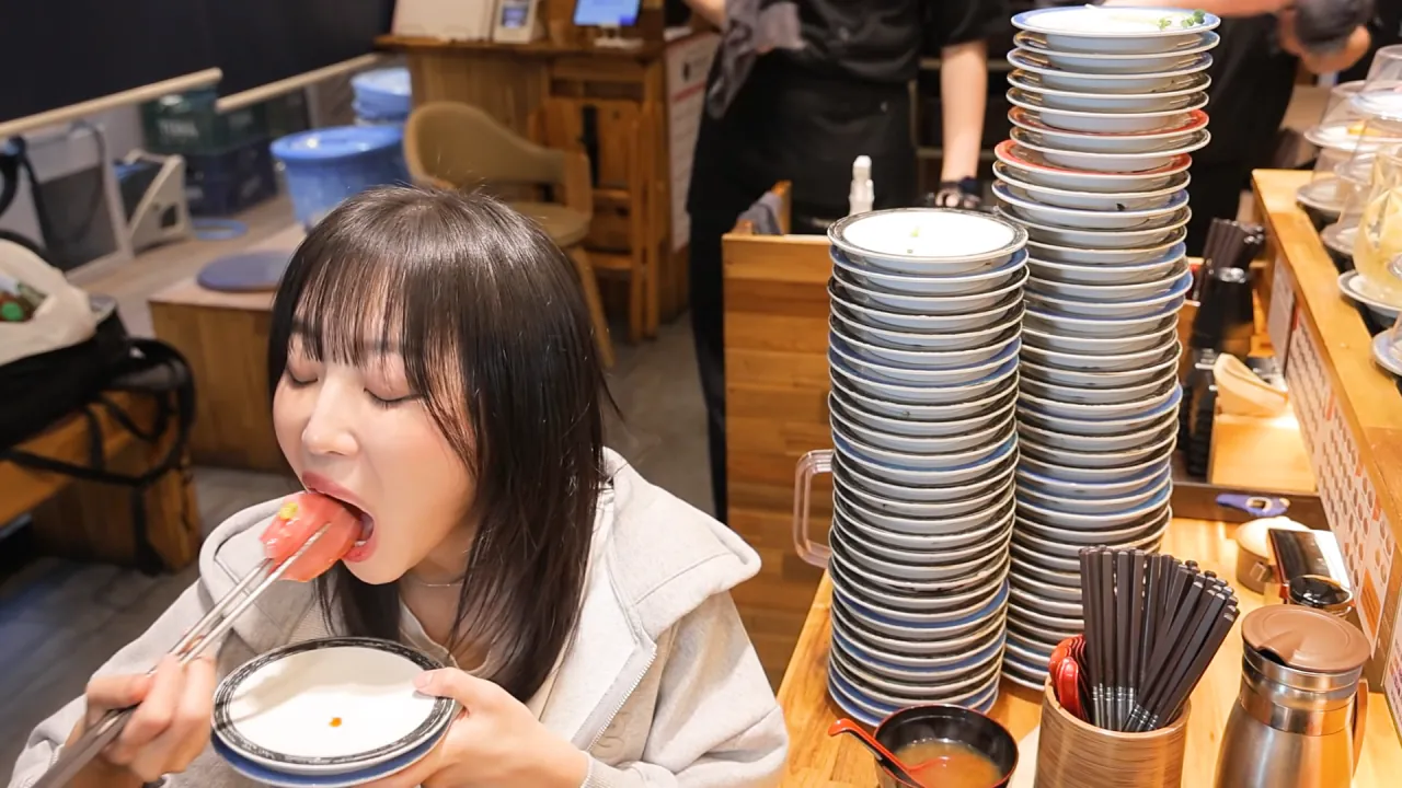 1900원 회전초밥 몇접시 먹었을까_🤔 메뉴만 100가지_! 엄청난 인기의 청주 3단 회전초밥 14-32 screenshot (1).png 청주에서 회전초밥 100접시 넘게 먹방한 쯔양 근황 ㄷㄷㄷ