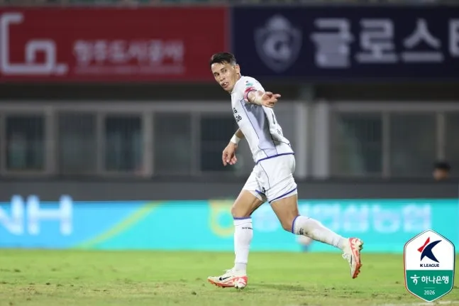 주심도 VAR도 외면했는데… 헤이스, 잇몸 멍에 신경 손상 가능성까지 [공식발표]