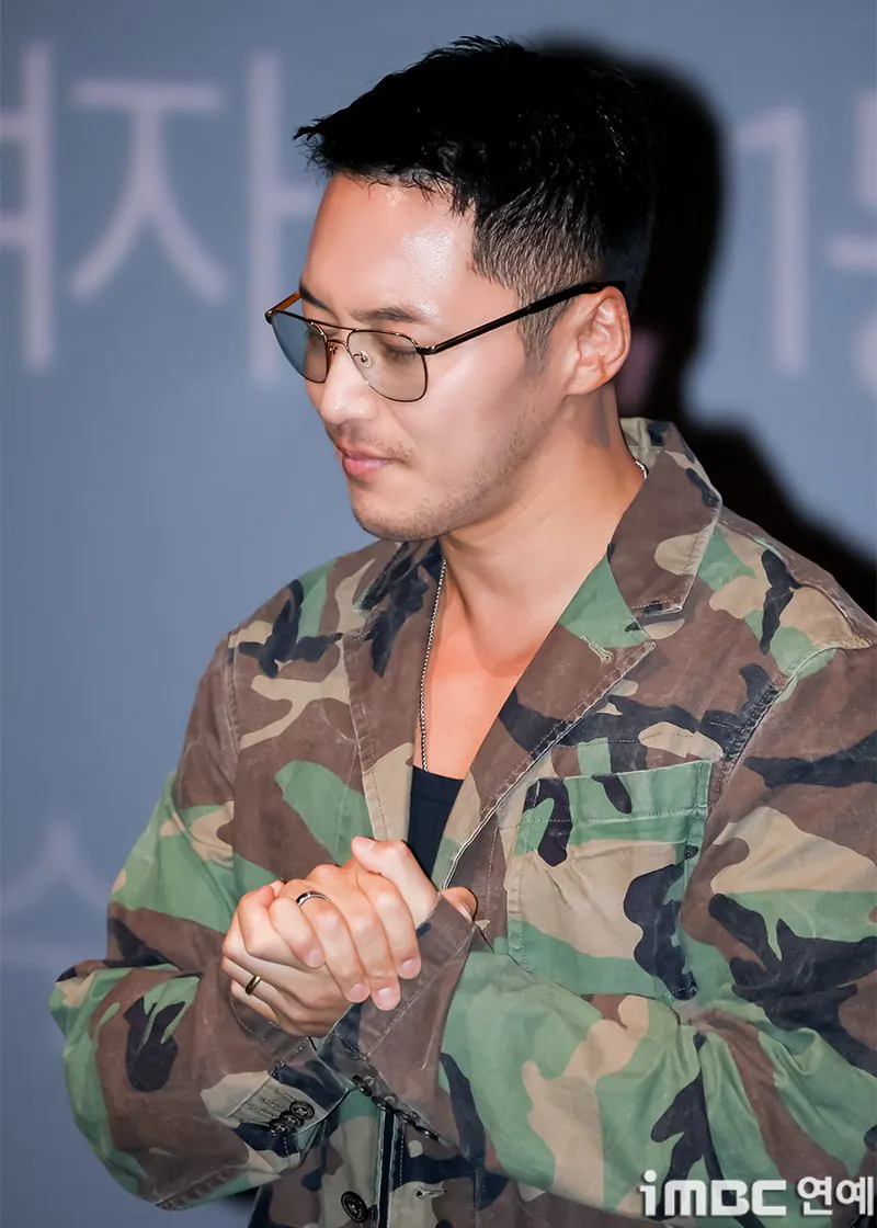 1000013230.jpg 오늘자 변요한 밀리터리 패션.jpg