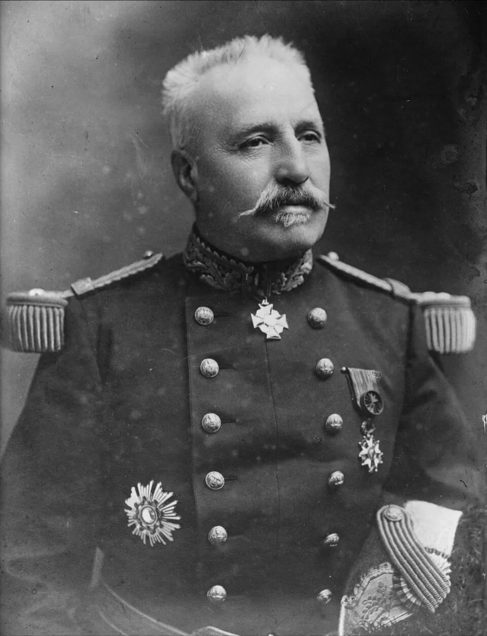 Gรฉnรฉral_de_Castelnau._Noรซl_รdouard_Marie_Joseph_de_Curiรจres_de_Castelnau.jpg ํ๋ฑ ์ฅ๊ตฐ๋ค์ด ์์ง์์ ์ ์์ด๋ค ์๊ธธ ๋ง๋๋ค