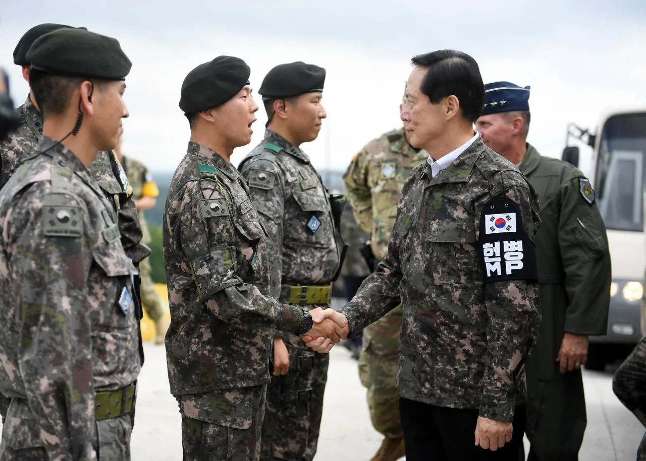 654817326_26007552098873078_181311433114835171_n.jpg 역대 국방부장관 GOP 방문 시 옷차림 ㄷㄷㄷ
