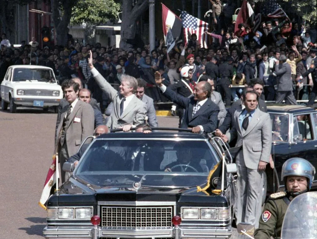 carter-and-sadat-wave-at-the-crowd-in-cairo-10729577345-90aab5-1024.jpg 이집트 대통령 사다트와 오마 샤리프 : 죽음을 초월할 수 있는 거룩한 용기