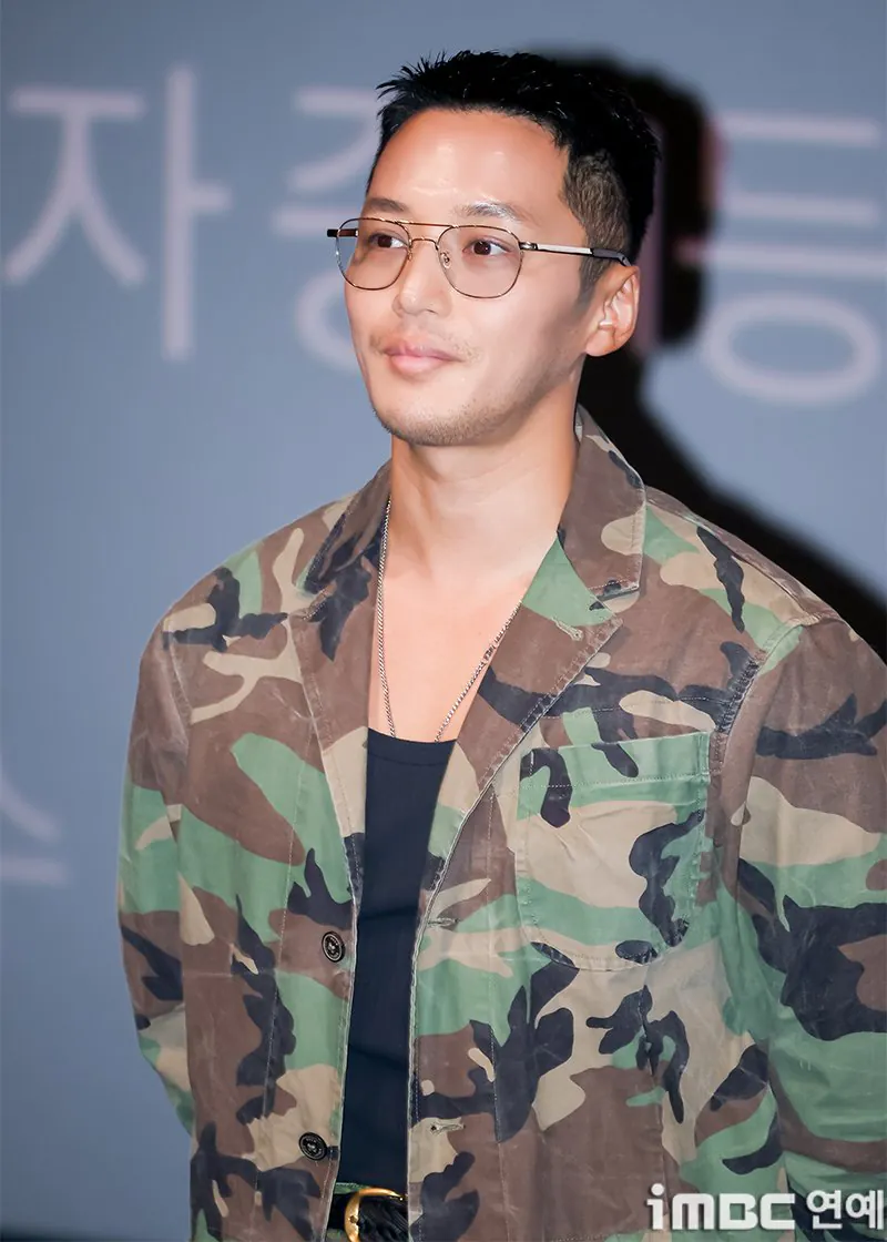 1000013228.jpg 오늘자 변요한 밀리터리 패션.jpg