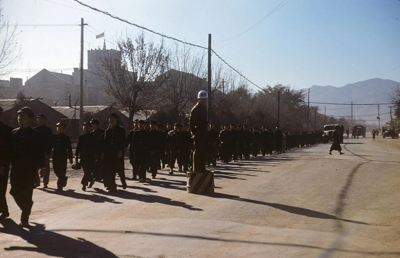 e_schoolboys-marching1952_16142556675_o.jpg 희귀사진(KOREA, 1952)