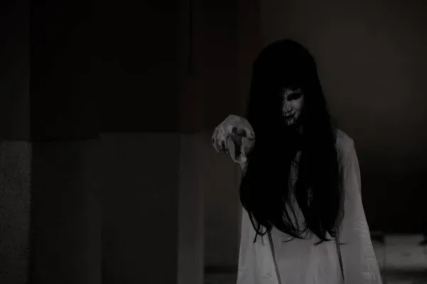 depositphotos_419237192-stock-photo-horror-woman-ghost-creepy-standing.jpg.ren.webp 작가 황석영의 수감생활 당시, 얼굴없는 아줌마 귀신의 플러팅 이야기