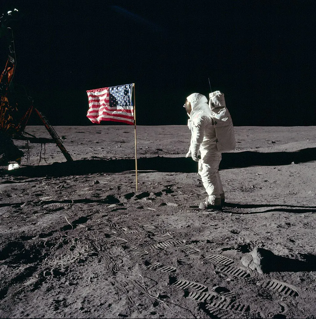 1024px-Buzz_salutes_the_U.S._Flag.webp 57년전 오늘은 인류 역사에서 가장 큰 발걸음 중 하나가 남은 날입니다