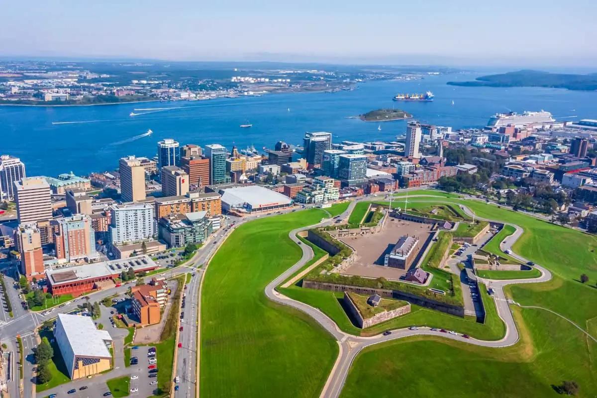 The-city-view-of-Halifax-Nova-Scotia-on-a-sunny-day.webp 캐나다 대서양 시골에서도 점차 격화되는 생활비 논쟁..