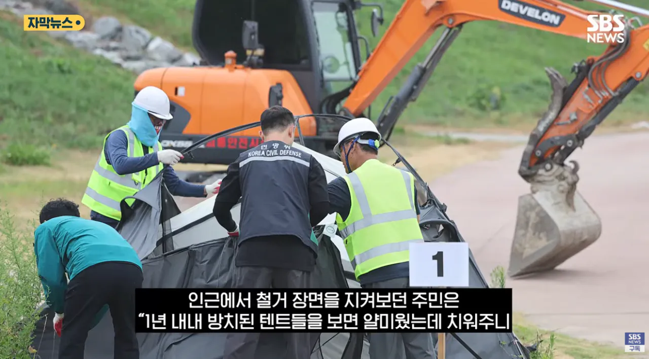 굴착기 동원해 16동 싹 다 밀었다..'알박기' 텐트 철거 속이 다 시원 (12).png 충주시 굴착기 동원해서 알박기 텐트 싹 정리했다. 속이시원