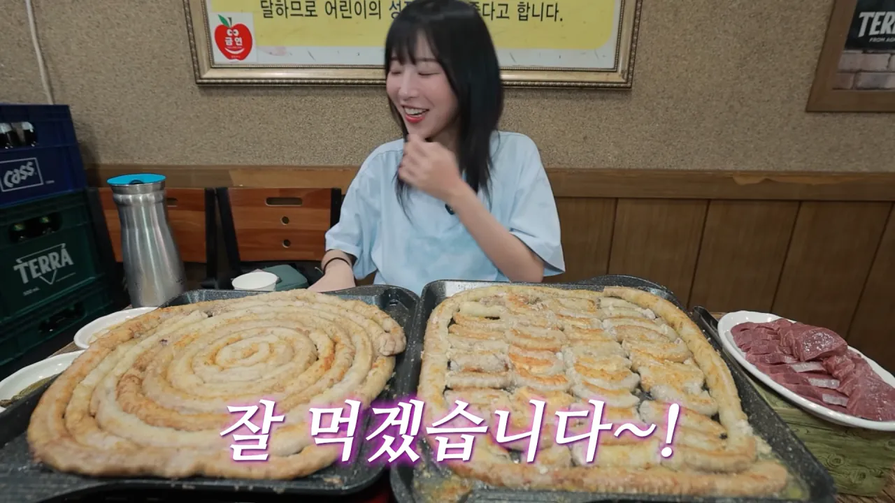 저랑 똑같이 먹는다는 옆손님.._!😨 곱창 총 17미터 대결했습니다🔥 충주 소곱창 먹방 4-5 screenshot.png 곱창 10인분 먹방하다가 먹방 후배(?) 만난 쯔양 근황 ㄷㄷㄷ