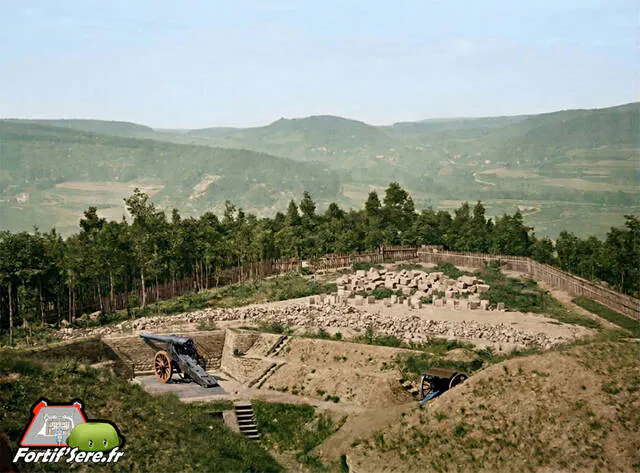 La-constructions-de-fosse-du-fort-de-la-Mouche-en-1878-640x473.jpg 육군이 사실상 두 개였던 국가