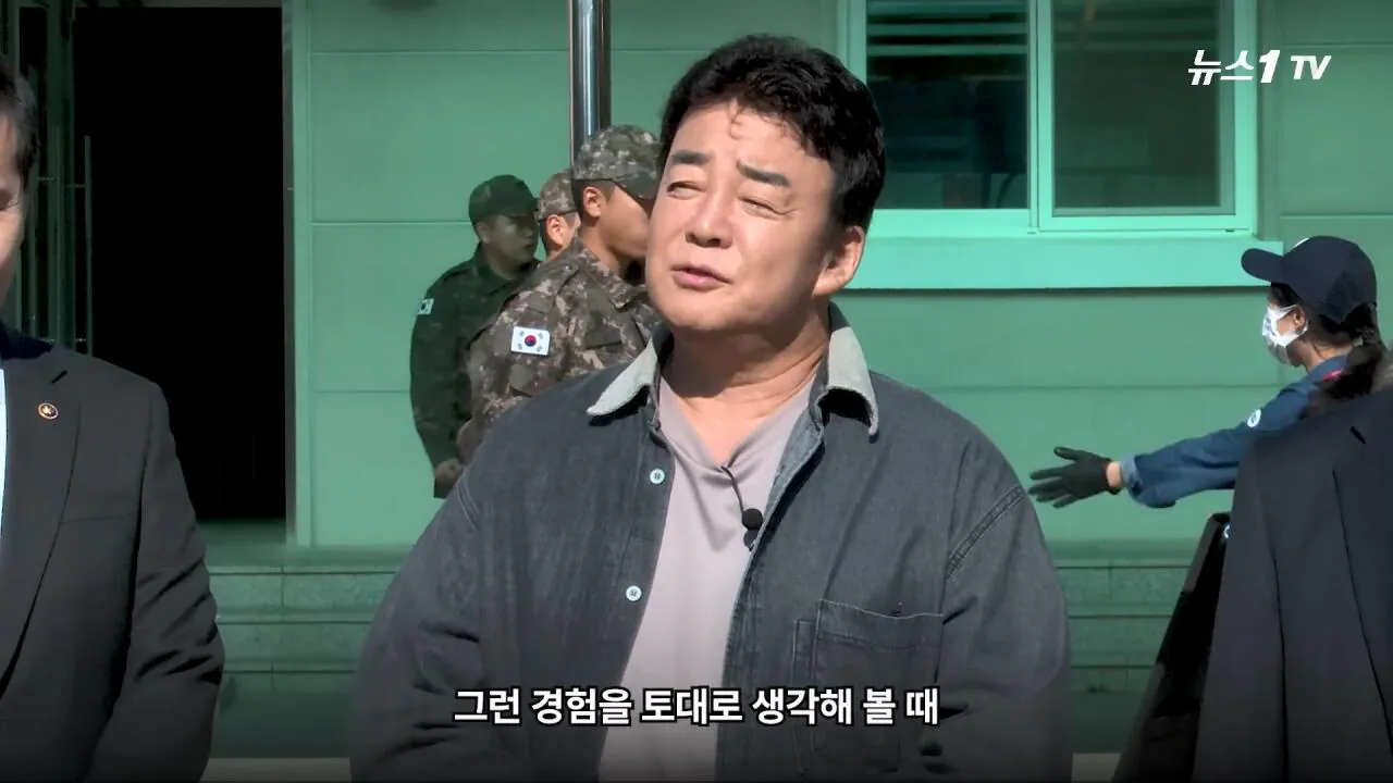 軍 생활 재미에 외박도 안 나갔쥬 ...34년 만에 자대 찾아간 백종원 썰.mp4_20261016_113704.067.jpg 장교 근무하며 간부식당에서 음식하다 참모장에게 정강이 걷어차인 썰 얘기하는 백종원