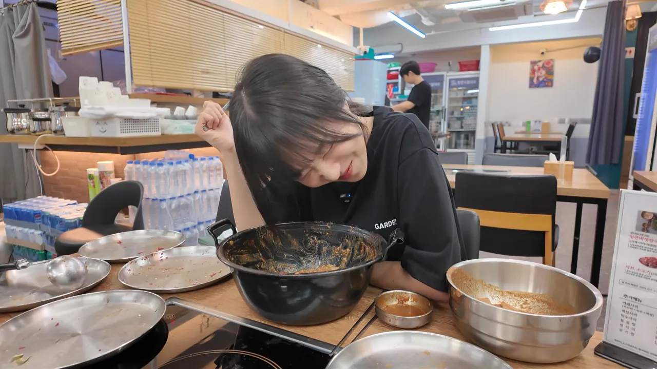 육수추가만 15번 하는 배달 단골집 찾아갔더니 사장님이..😂 등촌 샤브칼국수 먹방 16-53 screenshot.png 쯔양 "오늘은 입맛이 없어서 이 정도만 먹겠습니다"