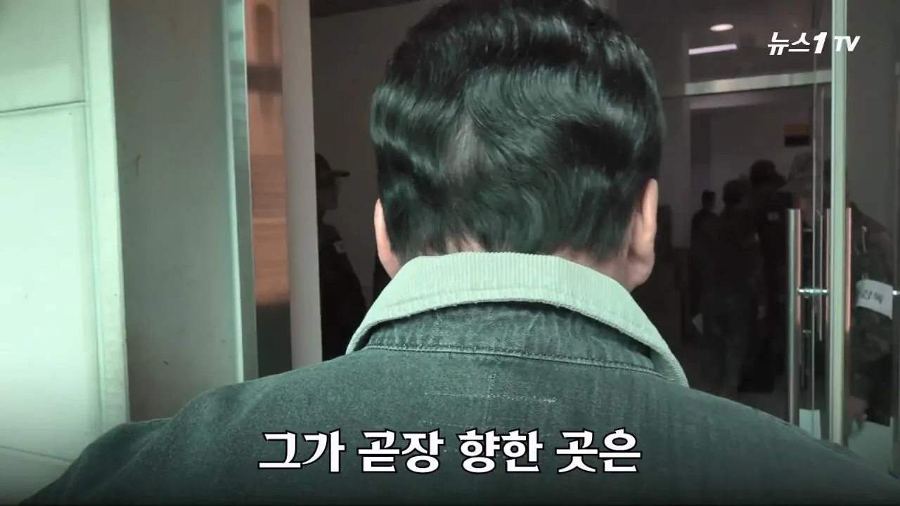 軍 생활 재미에 외박도 안 나갔쥬 ...34년 만에 자대 찾아간 백종원 썰.mp4_20261016_113337.779.jpg 장교 근무하며 간부식당에서 음식하다 참모장에게 정강이 걷어차인 썰 얘기하는 백종원