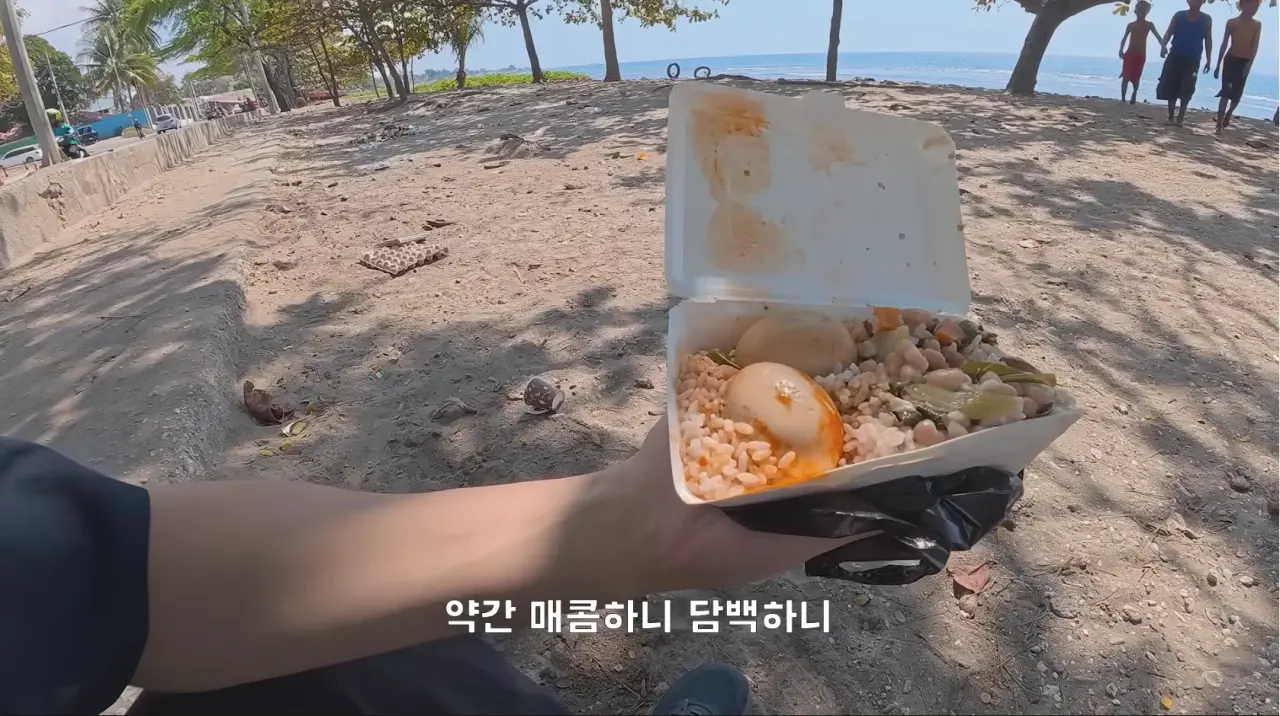 1000080165.webp 동티모르 길거리에서 밥 먹다가 애들한테 둘러싸인 남자 ㄷㄷㄷㄷ