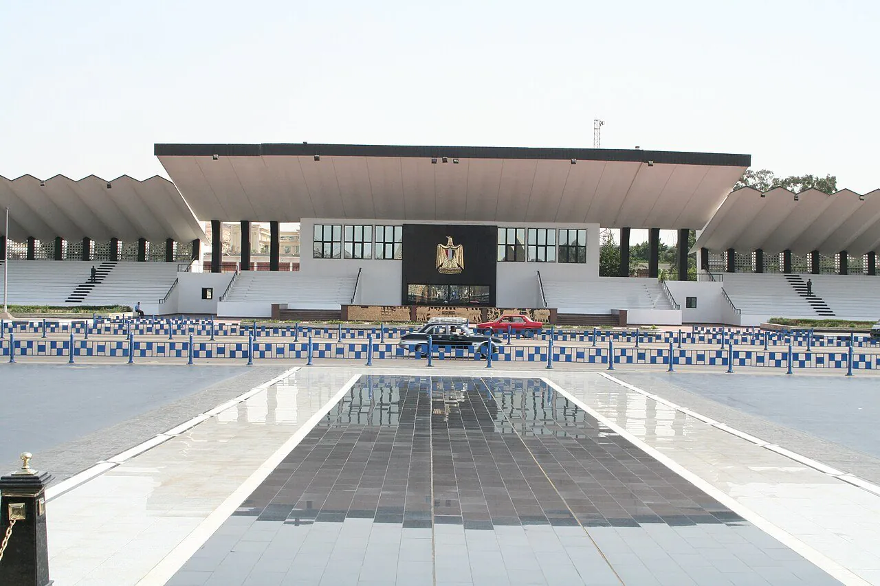 Sadat_tomb_02사열대 형태 그대로 보존되어 있다.JPG 이집트 대통령 사다트와 오마 샤리프 : 죽음을 초월할 수 있는 거룩한 용기
