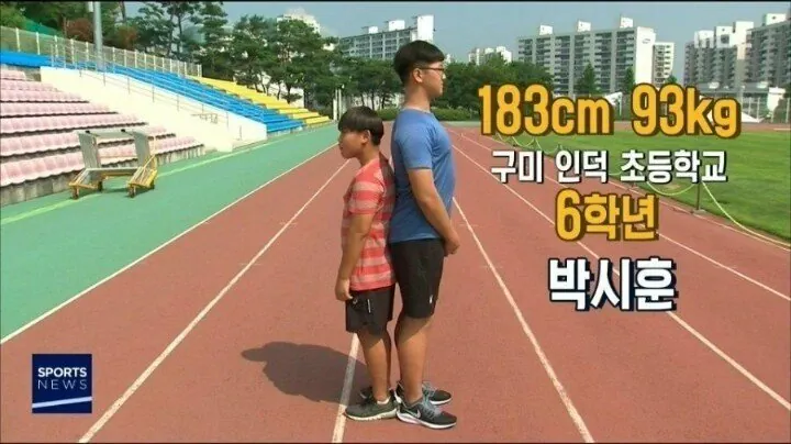 7e82e6bc806f087a9f35a57074e25183.jpg 7년 전 투포환 유망주로 나온 초등학생 근황 ㄷㄷㄷㄷㄷㄷ.mp4
