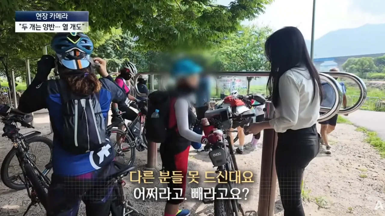 공짜 생수에 사라진 양심…“10병씩 가져가요” (33).png 공짜생수에 양심팔아먹은 사람들 10병씩 가져간다..