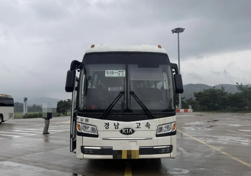 0005401028_001_20260818063216123.jpg 고속버스서 몸 불편한 승객 용변 실수...운전기사 행동에 '감동'