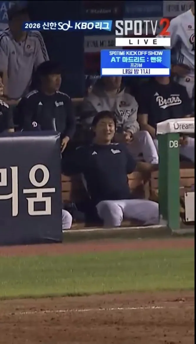 [두산vs롯데] 레이예스 211번째 안타 당시 덕아웃에 있는 곽빈 표정ㅋㅋㅋㅋㅋ