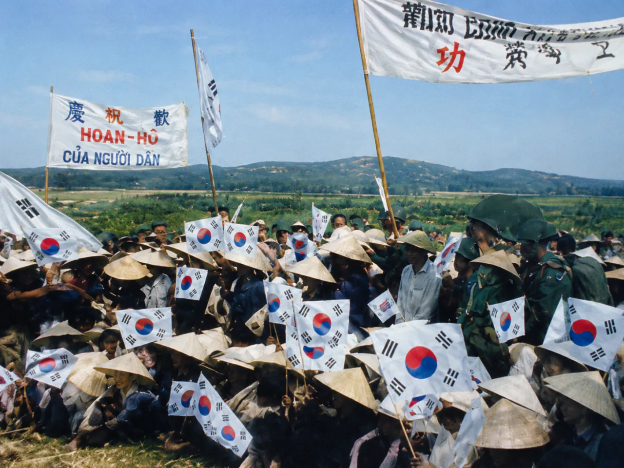 b97e23bd-af7f-4292-b4d2-a96bf4eff93c.png GPT로 컬러복원한 안정효작가의 사진들과 백마,맹호,청룡부대의 베트남전 사진들.jpg