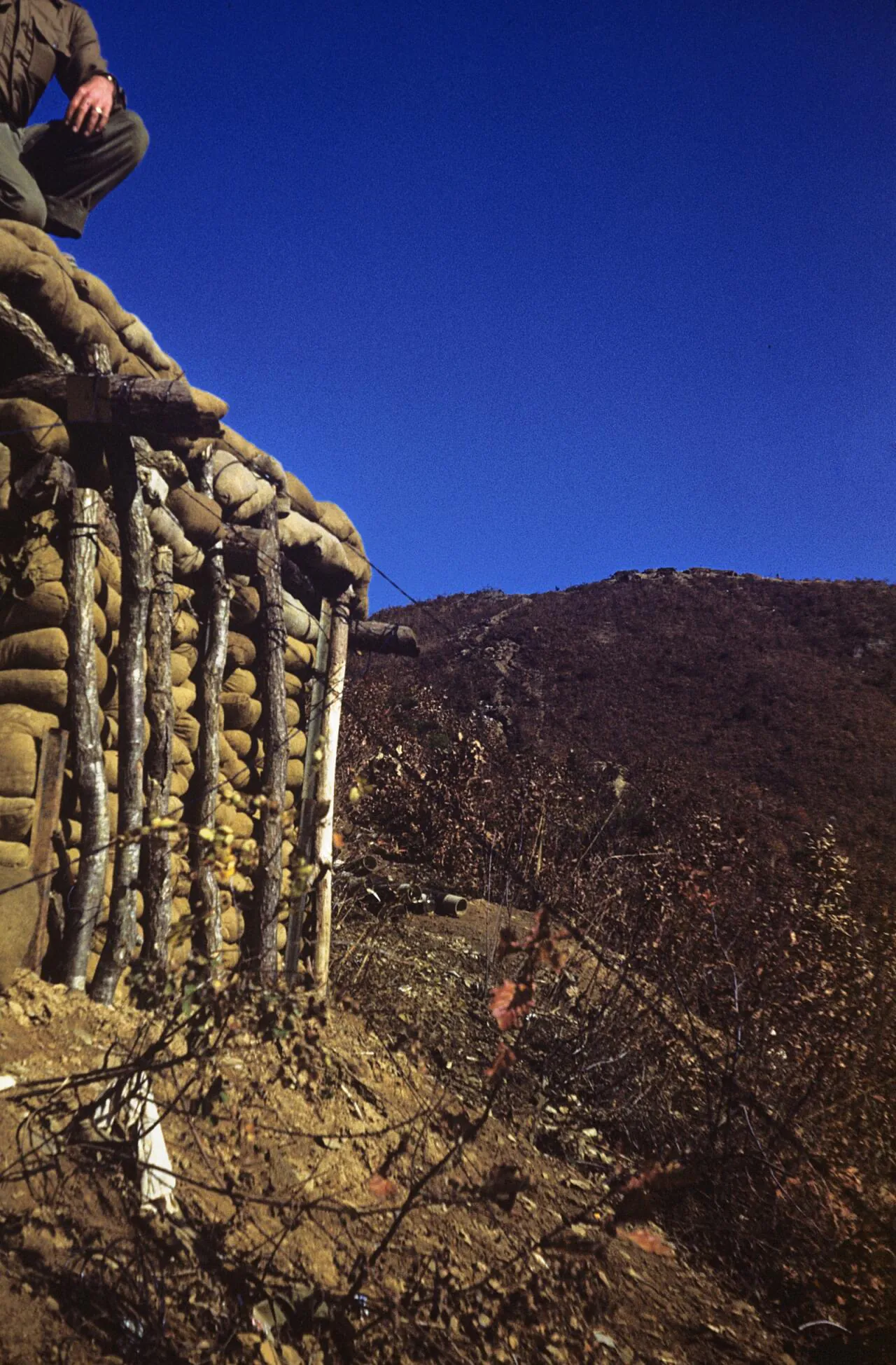 e_front-line-bunker1952_15955341980_o.jpg 희귀사진(KOREA, 1952)