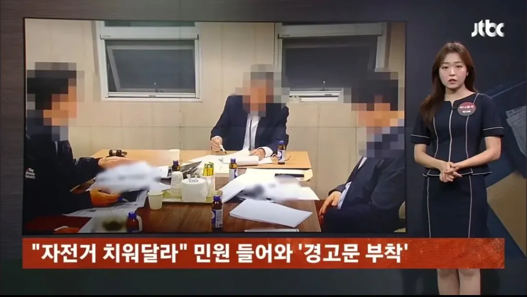 image.png 아파트 복도 벽을 뚫어서 자전거 거치대 설치한 입주민.jpg