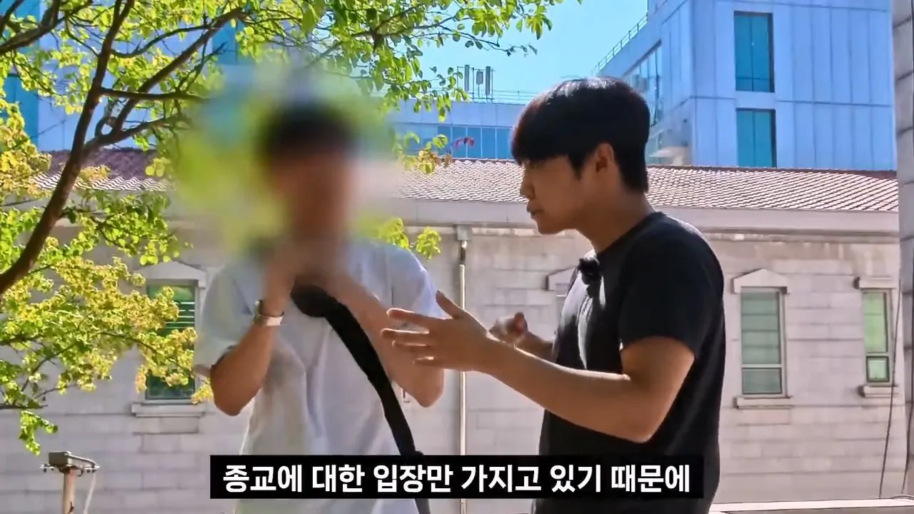 종교는 인간이 만들었다는 서울대생, 목사는 답할 수 있을까.mp4_20261001_153703.424.jpg 서울대생이 목사에게 말하는 종교는 인간이 만든것이라는 이유