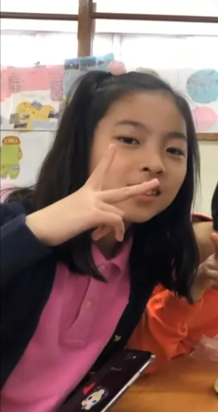 리센느 메이 초등학교 시절 파묘됨 ㅋㅋ 귀엽다