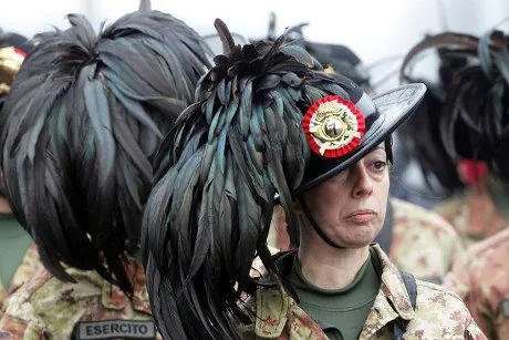 italian-armed-forces'-bersaglieri-infantry-corps-soldiers-440nw-10478971i.jpg 이탈리아의 개쩌는 군복 디자인 수준