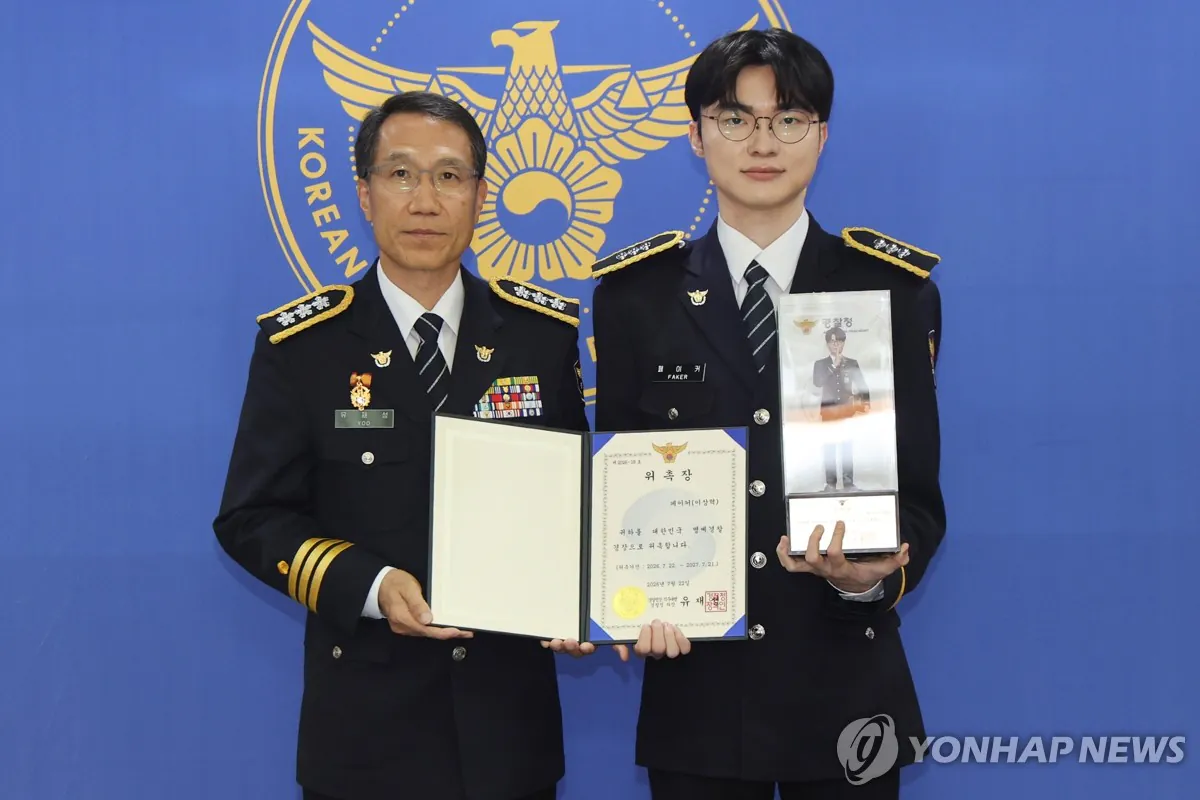 image.png 페이커 "명예경찰과 홍보대사로 위촉되어 영광스럽게 생각하고, 그만큼 큰 책임감을 느낀다... 홍보대사 활동에 적극적으로 참여하겠다."