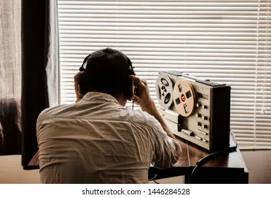 special-agent-listens-on-reel-260nw-1446284528.webp ์๋ จ KGB์์ฅ์ด ๋๋ฌผ์ ํ๋ ธ๋ ์ด๋ค ๋๋ผ ๋
์ฌ์์ ๋
๋ฐฑ