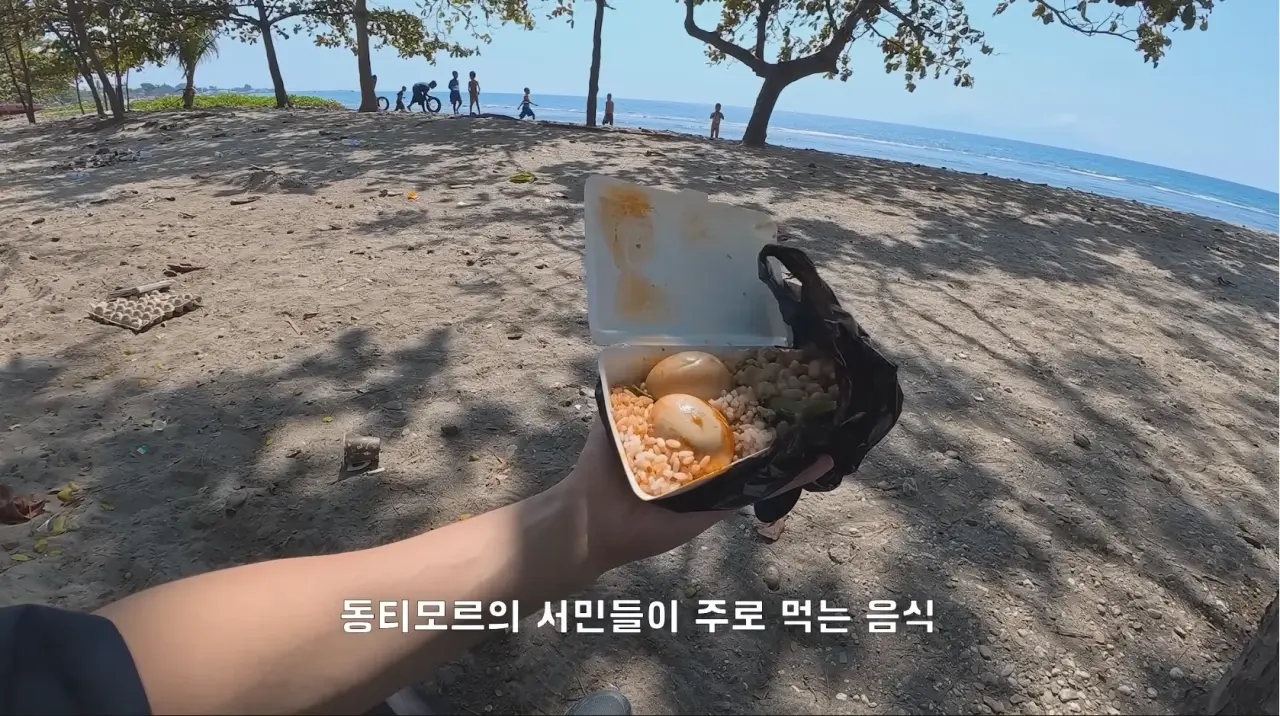 1000080153.webp 동티모르 길거리에서 밥 먹다가 애들한테 둘러싸인 남자 ㄷㄷㄷㄷ