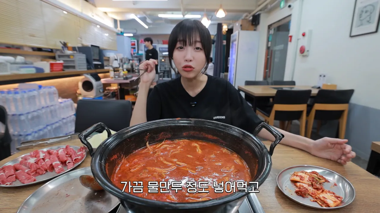 육수추가만 15번 하는 배달 단골집 찾아갔더니 사장님이..😂 등촌 샤브칼국수 먹방 5-49 screenshot.png 쯔양 "오늘은 입맛이 없어서 이 정도만 먹겠습니다"