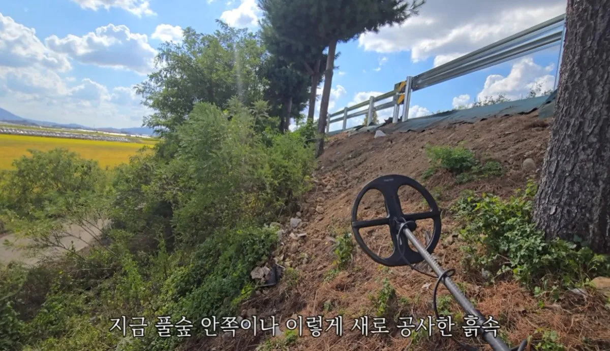 인디아나 웁스 (57).bmp.ren.jpg 스압 ) 금속탐지기로 고인의 유품을찾아준 유튜버