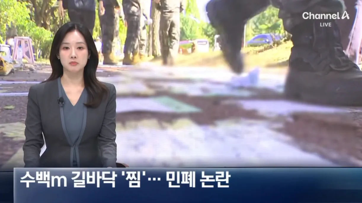 “군 아이돌 보자”…수백m 길바닥 ‘찜’ 민폐 논란 (1).png 아이돌 보겠다고 행사장 입구 종이부이고 자리 '찜'한 팬덤