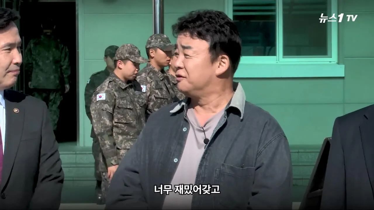 軍 생활 재미에 외박도 안 나갔쥬 ...34년 만에 자대 찾아간 백종원 썰.mp4_20261016_113652.515.jpg 장교 근무하며 간부식당에서 음식하다 참모장에게 정강이 걷어차인 썰 얘기하는 백종원