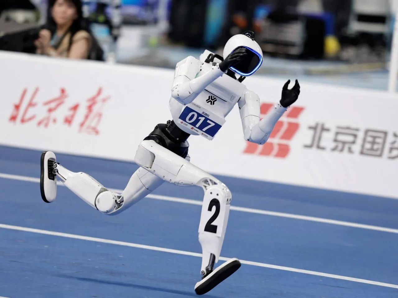2026-08-25T140020Z_306375905_RC2N5NAUM00N_RTRMADP_3_CHINA-TECH-ROBOT-GAMES-1787670945.jpg 중국 칭찬했다고 민원받은 중학교 교사.jpg