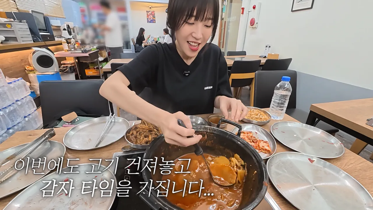 육수추가만 15번 하는 배달 단골집 찾아갔더니 사장님이..😂 등촌 샤브칼국수 먹방 10-36 screenshot.png 쯔양 "오늘은 입맛이 없어서 이 정도만 먹겠습니다"