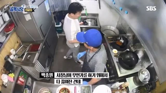 백종원, 무쇠 웍을 다루는 중식의 기본 “불 끄고 두지마라” @백종원의 골목식당 36회 20181017.mp4_20260722_164036.082.jpg 백종원이 말한 무쇠 웍에 몇분간이라도 짬뽕 국물을 두면 안되는 이유가 맞는걸까?