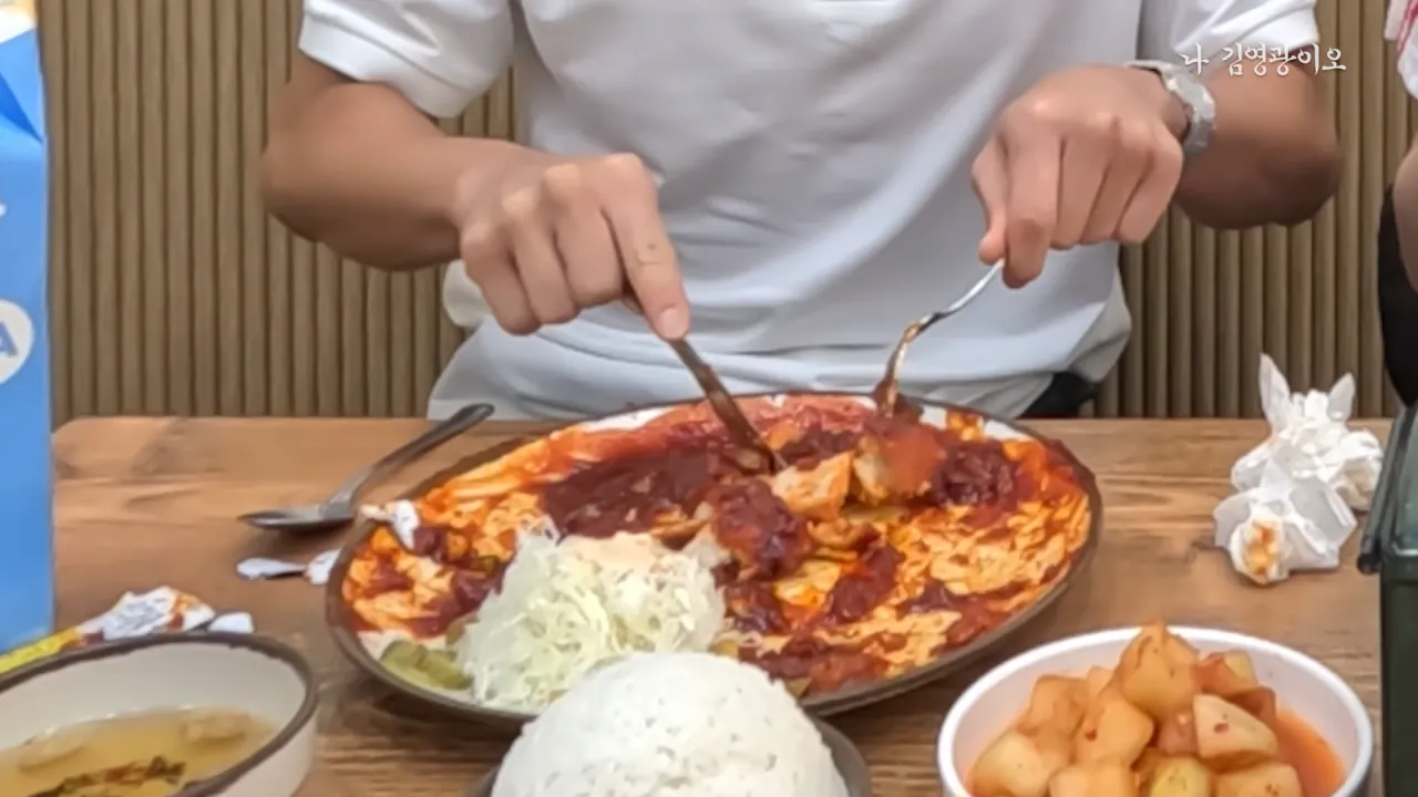 2,700명 중 1명꼴로 성공_ 디진다돈가스 최초 기록 달성했습니다 │ 이겨내야지 ep.3 14-25 screenshot.png 디진다돈까스 도전한 김영광 근황 ㅋㅋㅋㅋㅋ
