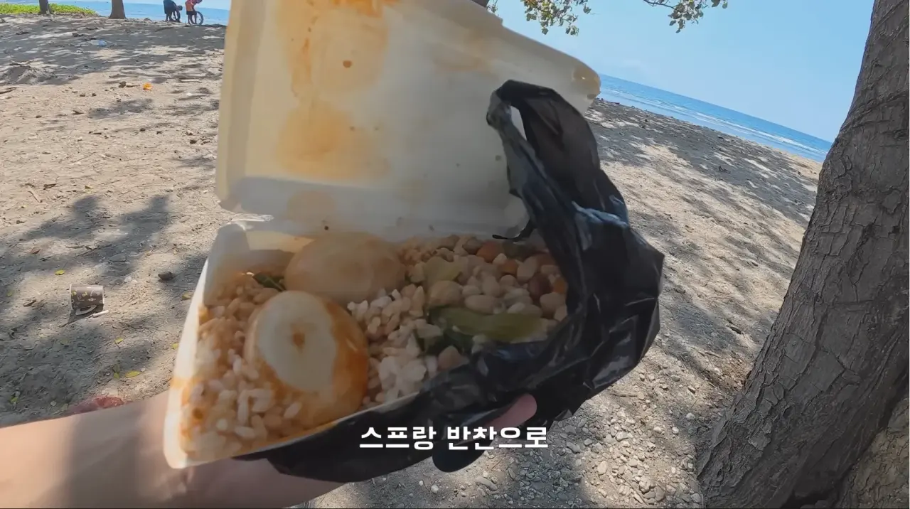 1000080156.webp 동티모르 길거리에서 밥 먹다가 애들한테 둘러싸인 남자 ㄷㄷㄷㄷ