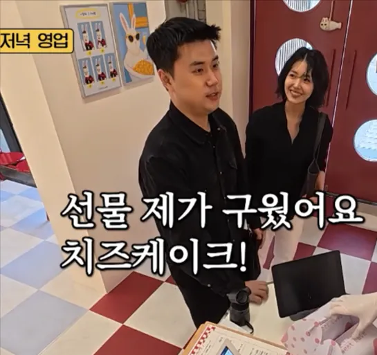 6-우주떡집-속보-권성준은-열애-중⁉️-나폴리-맛피아-데이트-현장-포착하고-신난-지락이들ㅋㅋ-YouTube-10-14-2026_08_55_PM.png 나폴리 맛피아 매장 직원 미모.jpg