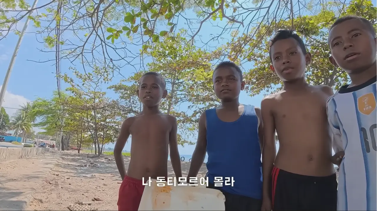 1000080169.webp 동티모르 길거리에서 밥 먹다가 애들한테 둘러싸인 남자 ㄷㄷㄷㄷ