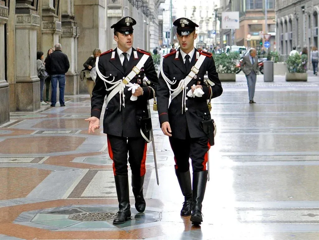 italian-carabineri-police-uniform-v0-aapeglouw3p91.webp 이탈리아의 개쩌는 군복 디자인 수준