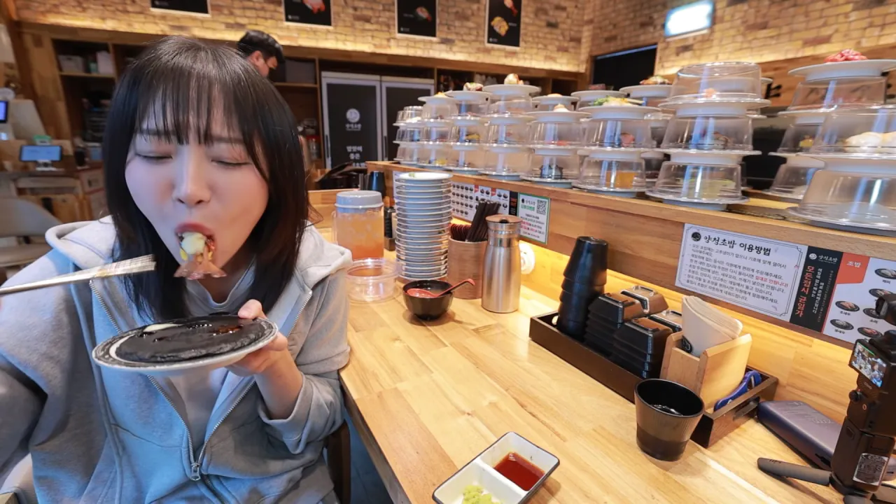 1900원 회전초밥 몇접시 먹었을까_🤔 메뉴만 100가지_! 엄청난 인기의 청주 3단 회전초밥 8-0 screenshot (1).png 청주에서 회전초밥 100접시 넘게 먹방한 쯔양 근황 ㄷㄷㄷ