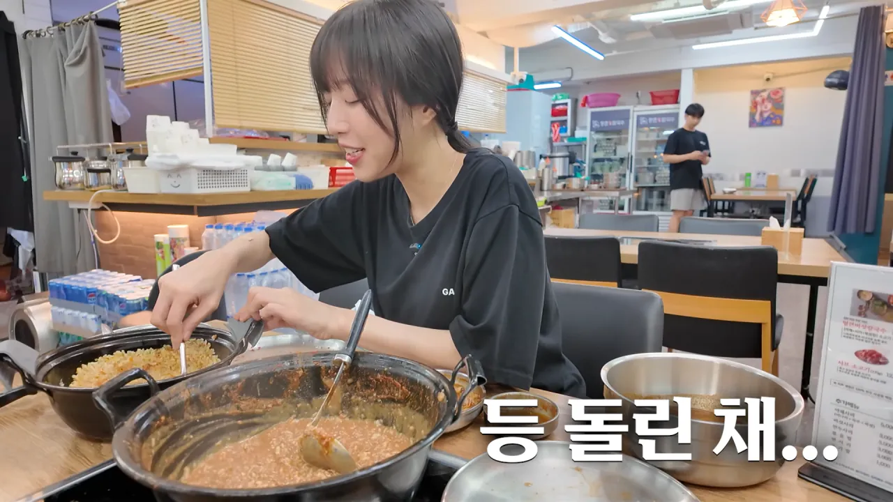 육수추가만 15번 하는 배달 단골집 찾아갔더니 사장님이..😂 등촌 샤브칼국수 먹방 15-32 screenshot.png 쯔양 "오늘은 입맛이 없어서 이 정도만 먹겠습니다"