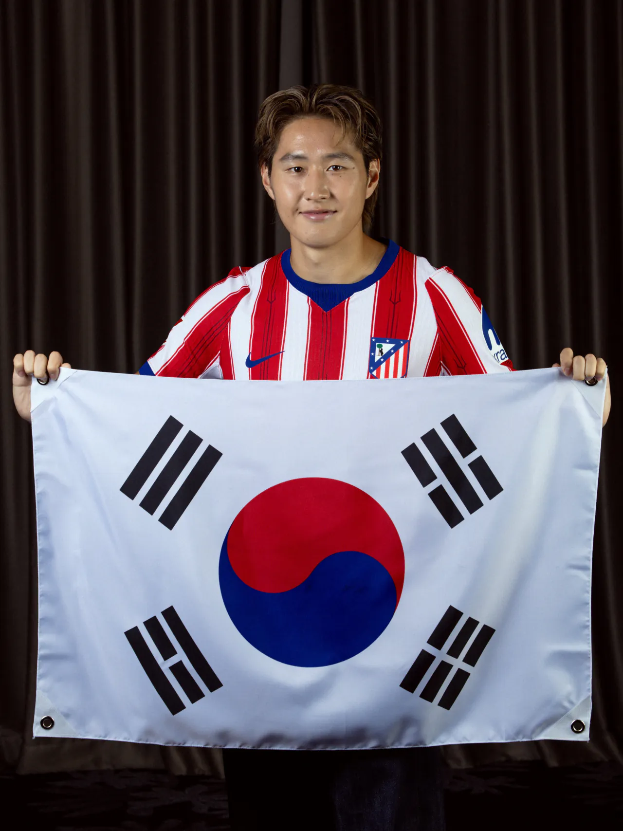 image.png 이강인 태극기 들고 아틀레티코 옷피셜