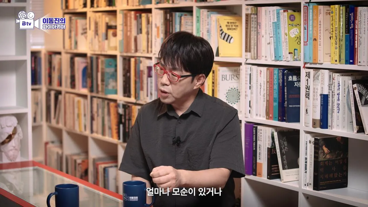 Screenshot_20260925_130620_YouTube.jpg 이동진 암살자(들) 리뷰, "그냥 음모론 정도로 치부할 수 없다"